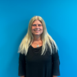 Dozentin Christiane Becker vor blauem Hintergrund