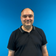 Dozent Dr. Frank Peter Ritter vor blauem Hintergrund