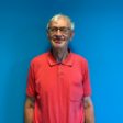 Dozent Martin Hahn vor blauem Hintergrund