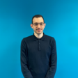 Dozent Waleed El-Kishawi vor blauem Hintergrund 