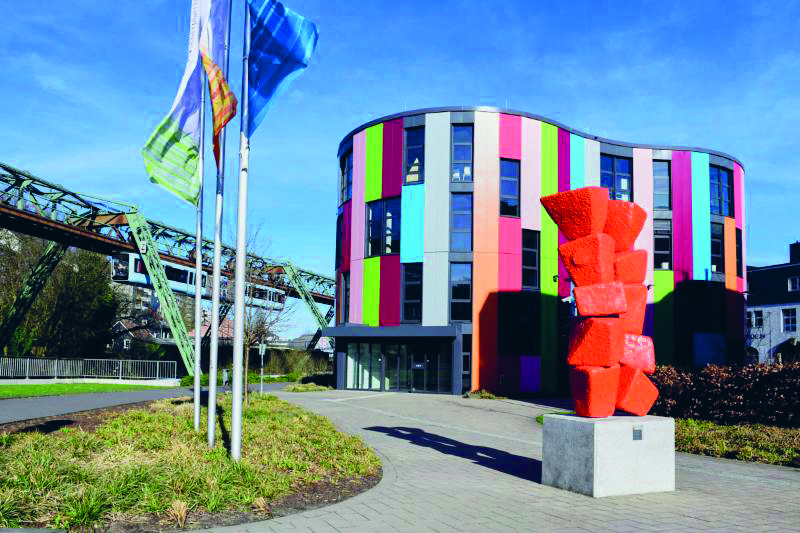 Das Junior Uni-Gebäude fällt durch seine bunte Fassade direkt ins Auge.