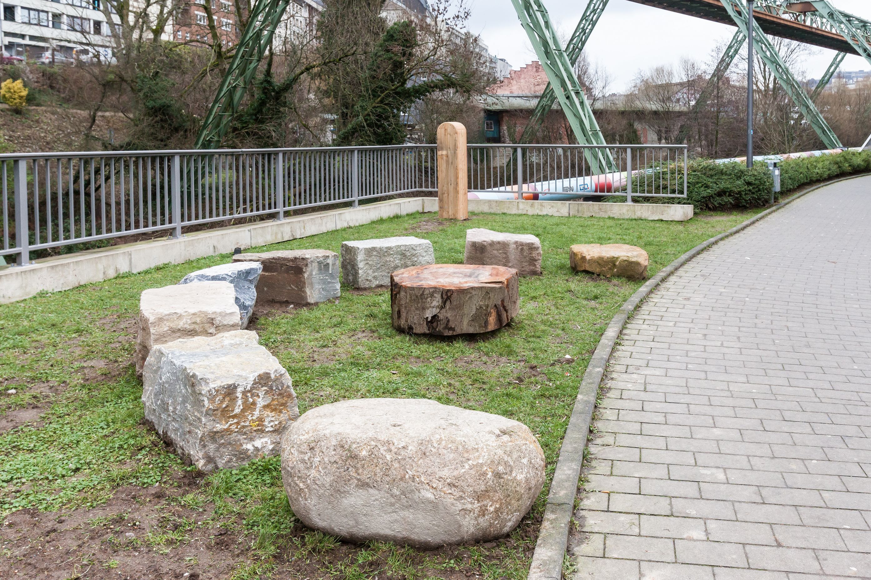 Steinkreis vor der Junior Uni Februar 2023