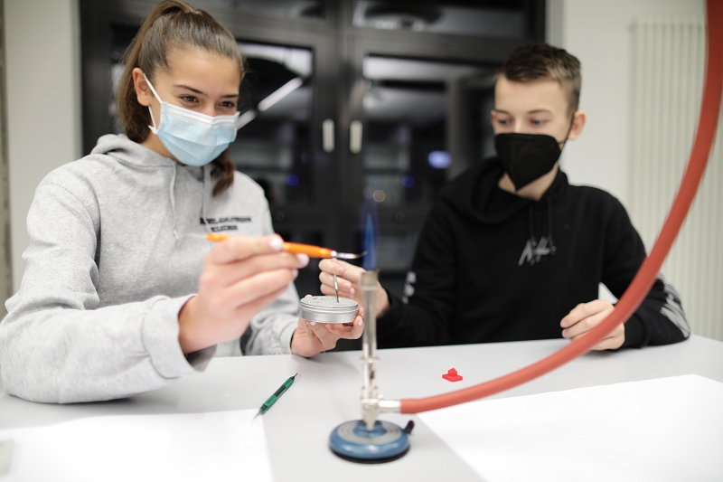 Student*innen beweisen Fingerspitzengefühl im Zahnmedizin-Kurs.