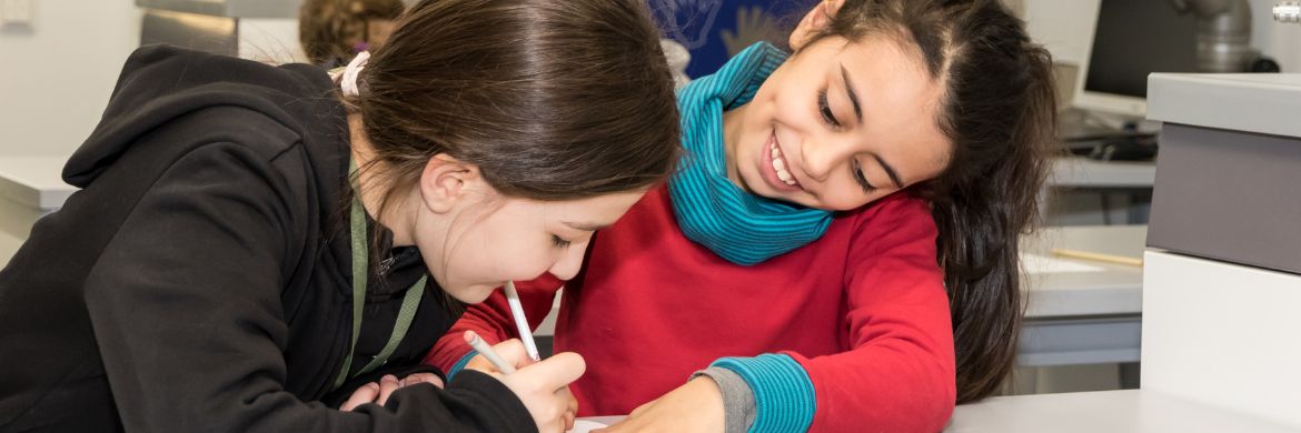 Zwei Kinder forschen gemeinsam